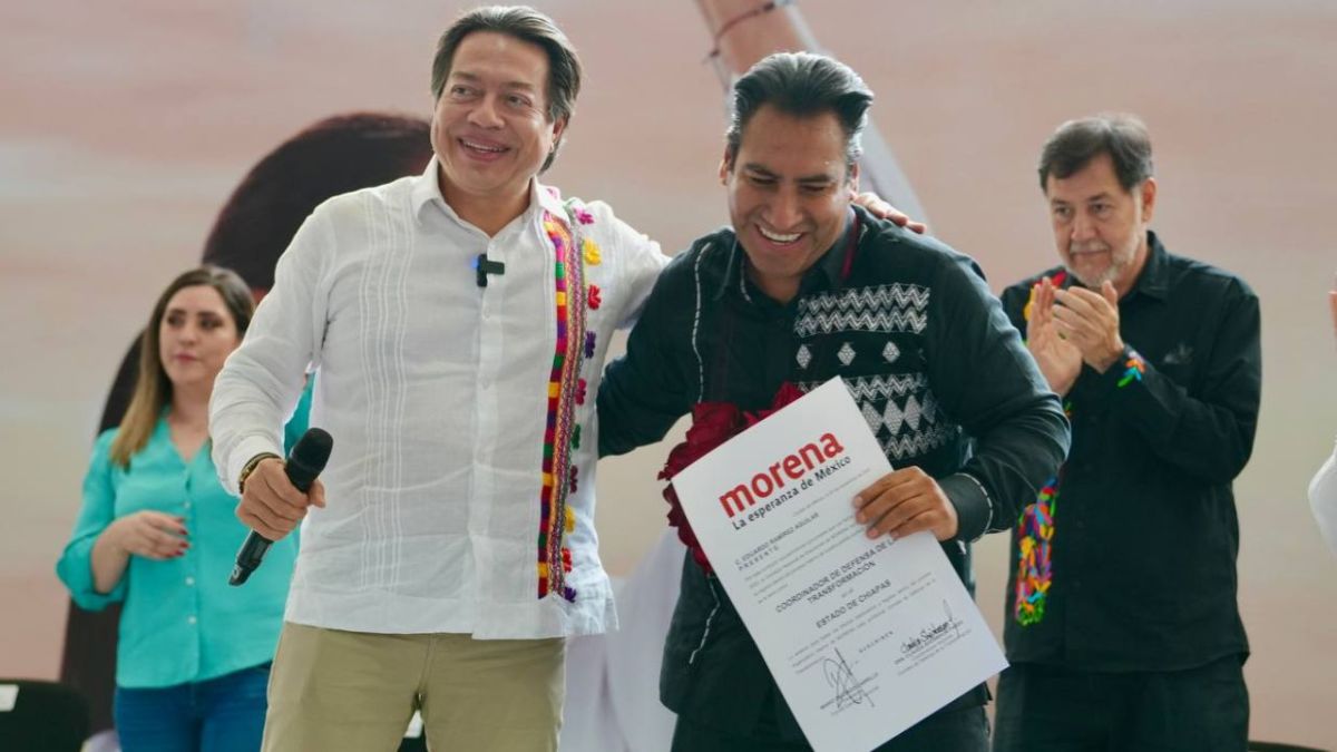 Mario Delgado entregó a Eduardo Ramírez su constancia de registro como precandidato único de Morena para la gubernatura de Chiapas