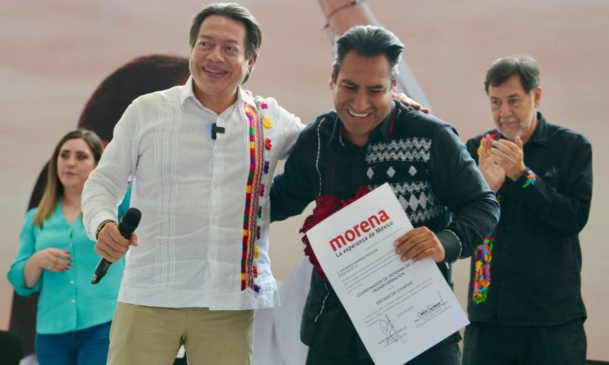 Mario Delgado entregó a Eduardo Ramírez su constancia de registro como precandidato único de Morena para la gubernatura de Chiapas