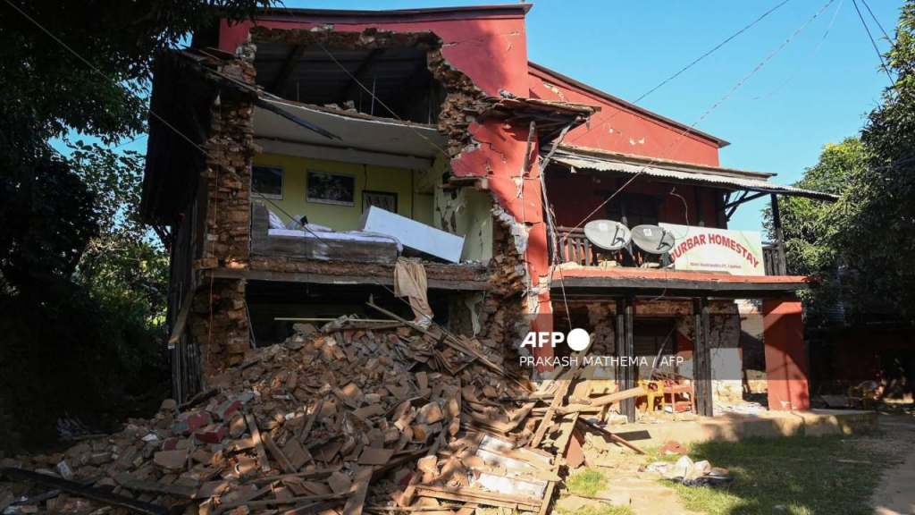 Al menos 143 personas murieron por un sismo de magnitud 5,6 que golpeó en la noche del viernes en una zona remota del oeste de Nepal