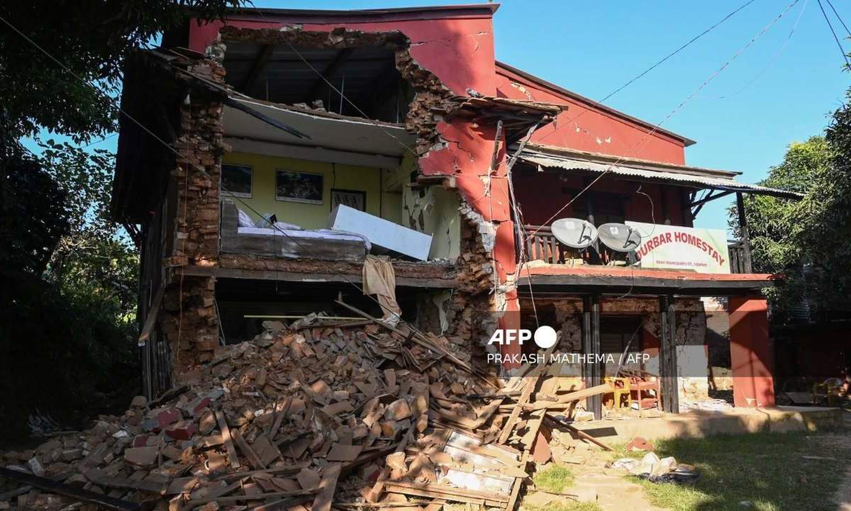 Al menos 143 personas murieron por un sismo de magnitud 5,6 que golpeó en la noche del viernes en una zona remota del oeste de Nepal