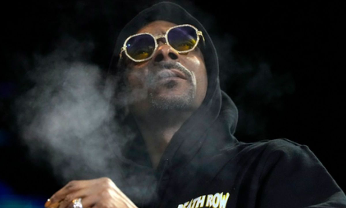 Snoop Dogg engañó a sus fans tras decir de que dejaría de fumar.