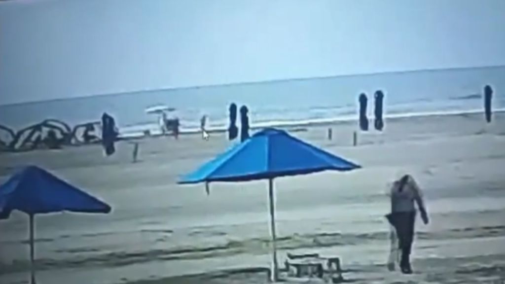 Foto:Captura de pantalla|¡Tragedia! Turista muere tras ser impactada por un rayo en la playa