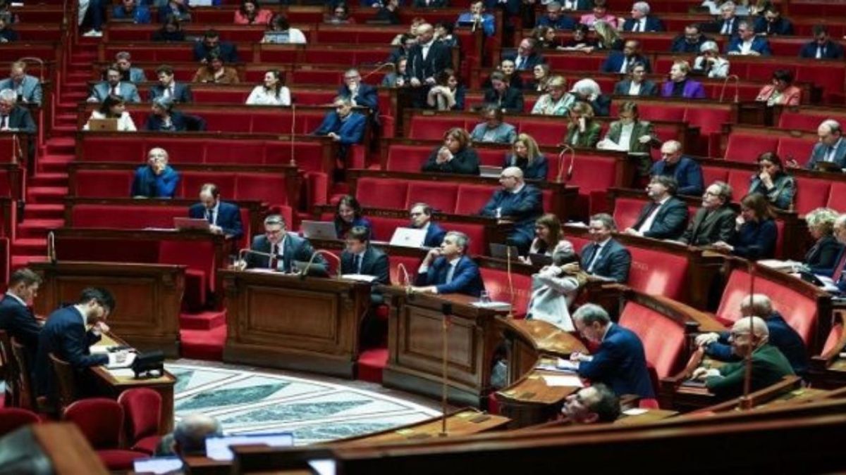 Parlamento de Francia aprueba una controvertida ley contra la migración