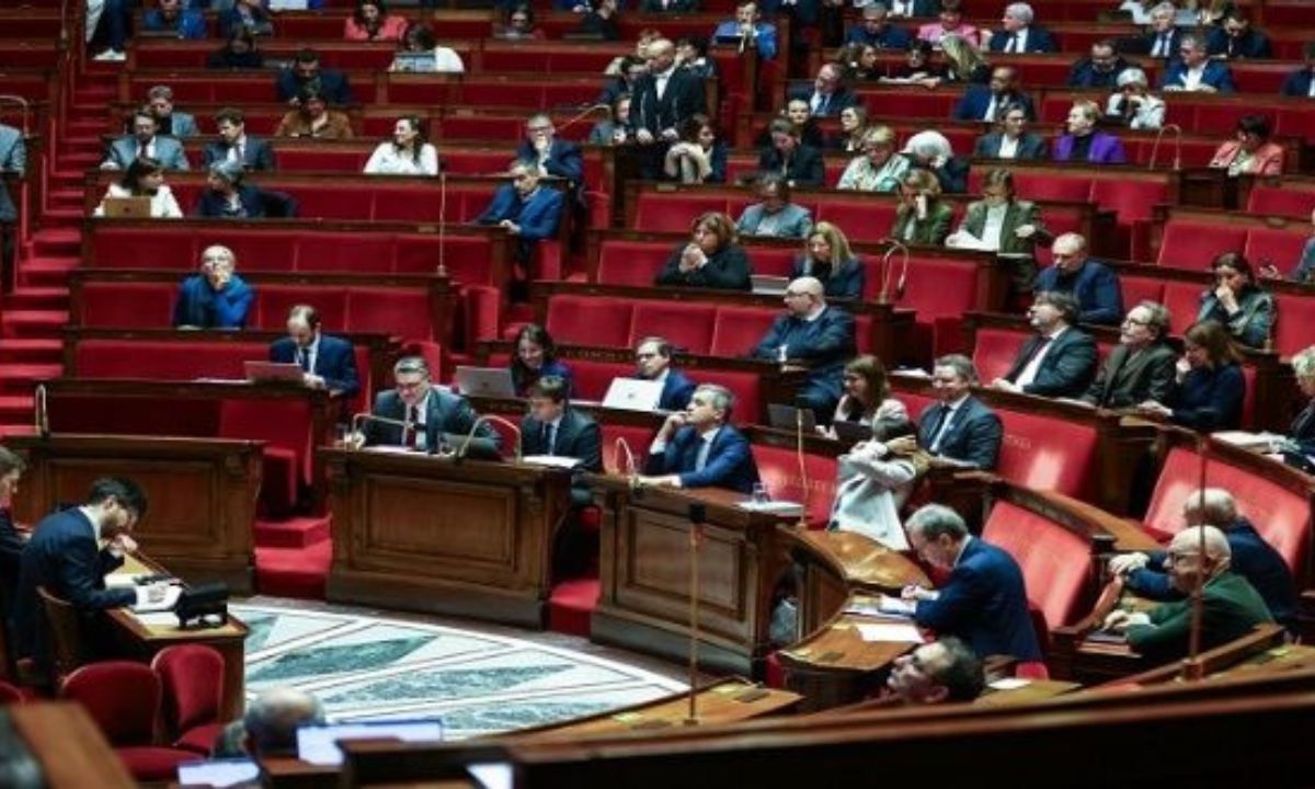 Parlamento de Francia aprueba una controvertida ley contra la migración