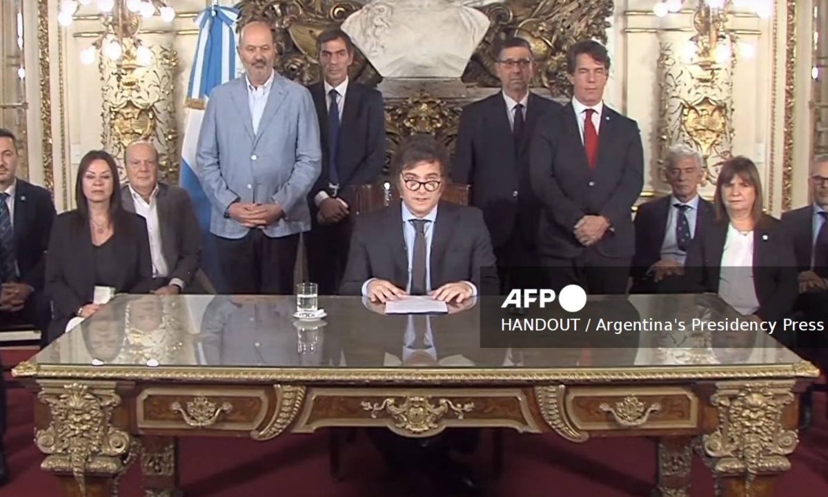 La principal central obrera de Argentina convocó a un paro general en rechazo a un decreto y proyectos del presidente Javier Milei