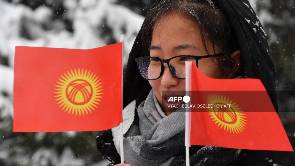 Diputados de Kirguistán apoyaron una propuesta para modificar el escudo de la bandera al alegar que el cambio podría impulsar la economía