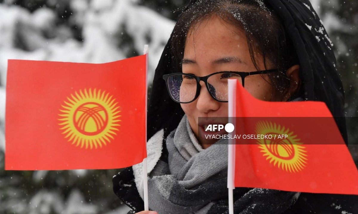 Diputados de Kirguistán apoyaron una propuesta para modificar el escudo de la bandera al alegar que el cambio podría impulsar la economía