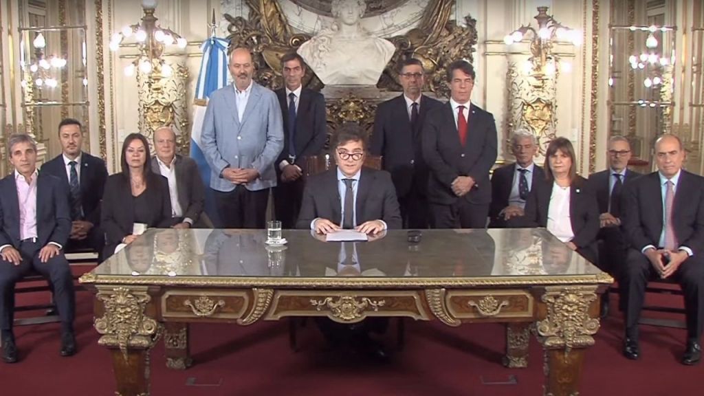 Javier Milei firma decreto para derogar más de 300 normas económicas