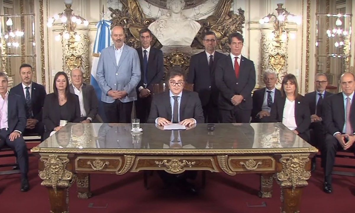 Javier Milei firma decreto para derogar más de 300 normas económicas