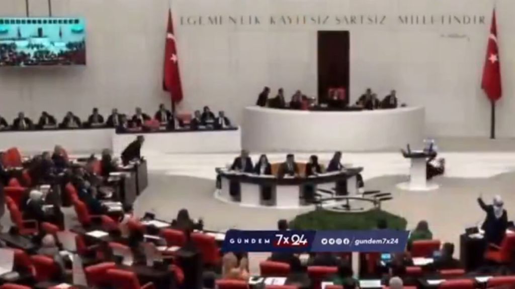 Político turco sufre infarto durante discurso crítico contra Israel