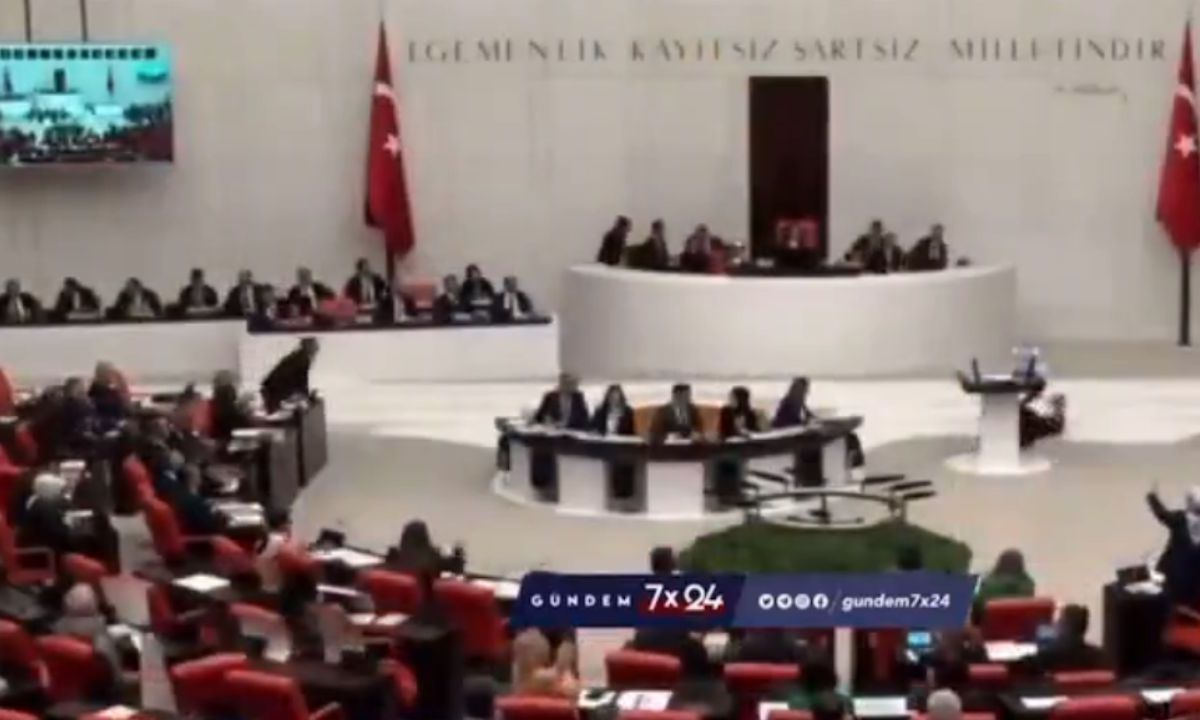 Político turco sufre infarto durante discurso crítico contra Israel