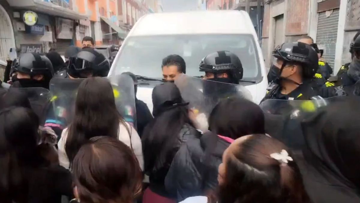 Operativo por trata termina en riña entre policías y sexoservidoras en el centro de Puebla