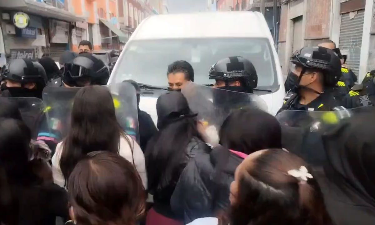 Operativo por trata termina en riña entre policías y sexoservidoras en el centro de Puebla