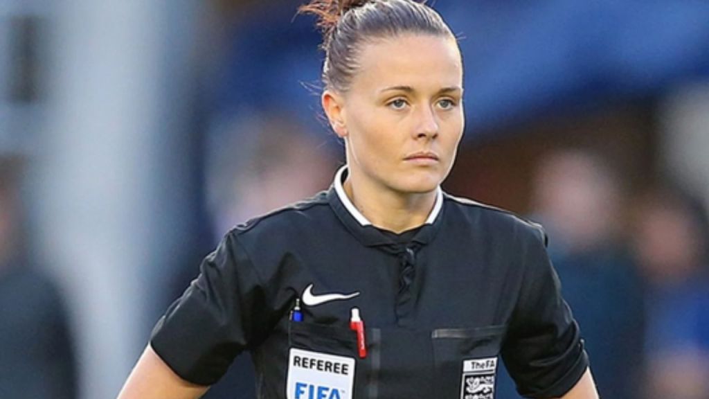 Rebecca Welch se conviertió este sábado en la primera mujer en arbitrar en Premier League
