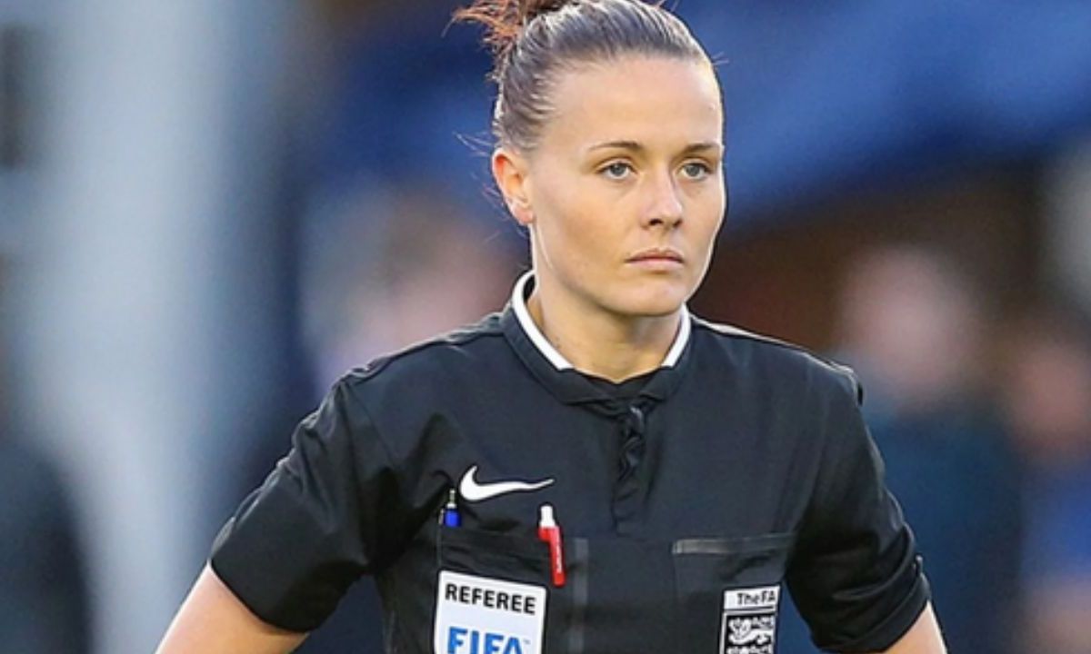 Rebecca Welch se conviertió este sábado en la primera mujer en arbitrar en Premier League