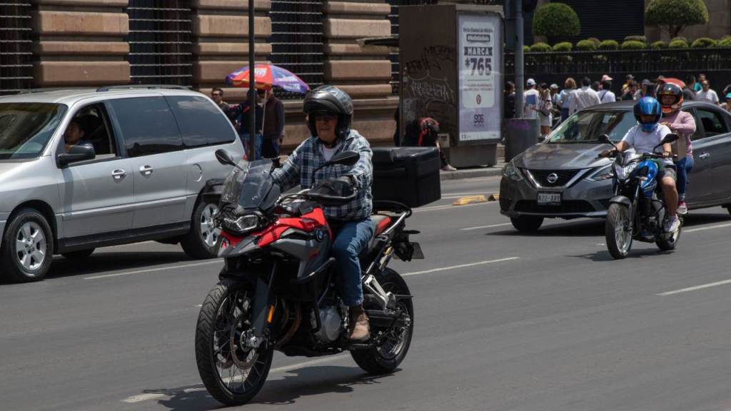A partir del 15 de enero de 2024, la Secretaría de Movilidad (Semovi) regalará cascos certificados a los motociclistas