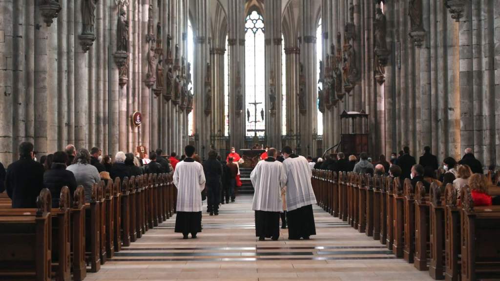 La policía alemana anunció que estaba inspeccionando la catedral de Colonia, tras una "alerta de peligro" para la víspera de Año Nuevo