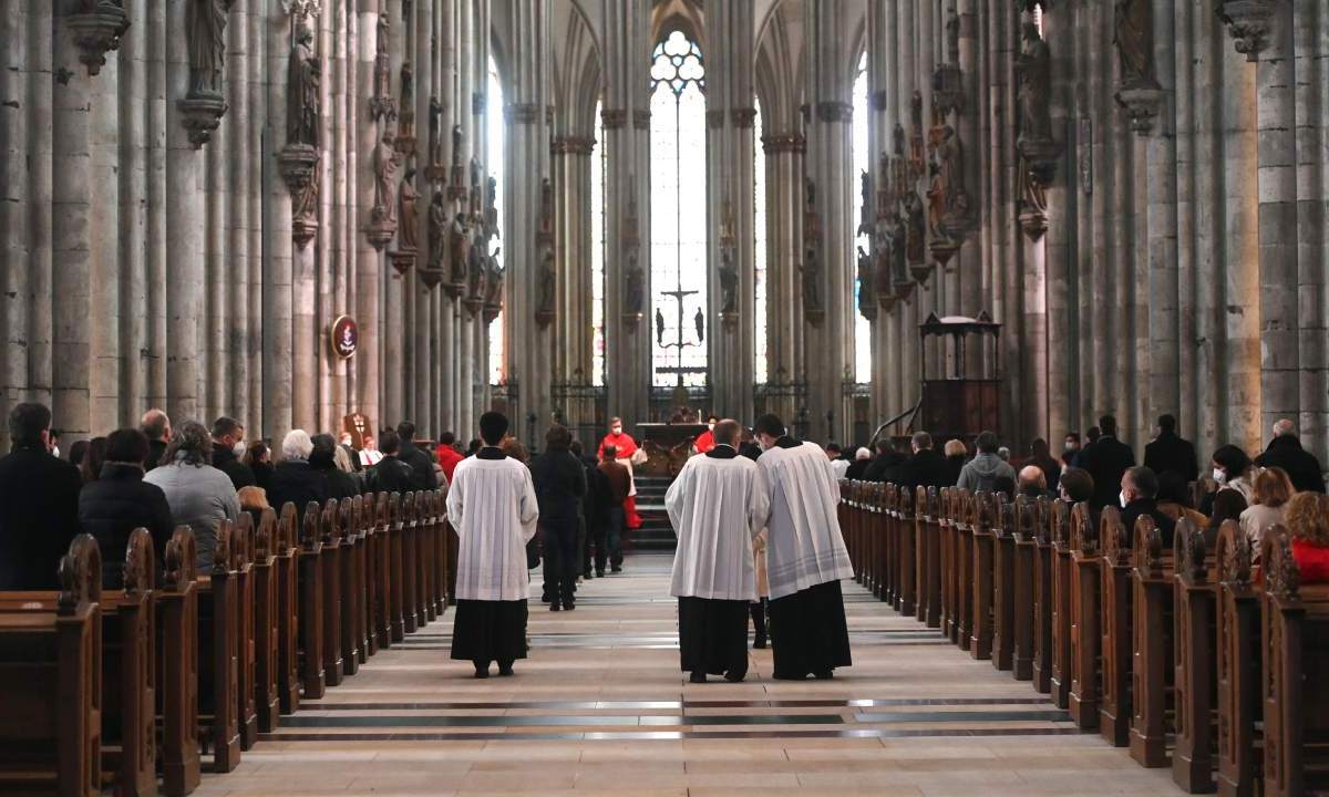 La policía alemana anunció que estaba inspeccionando la catedral de Colonia, tras una "alerta de peligro" para la víspera de Año Nuevo