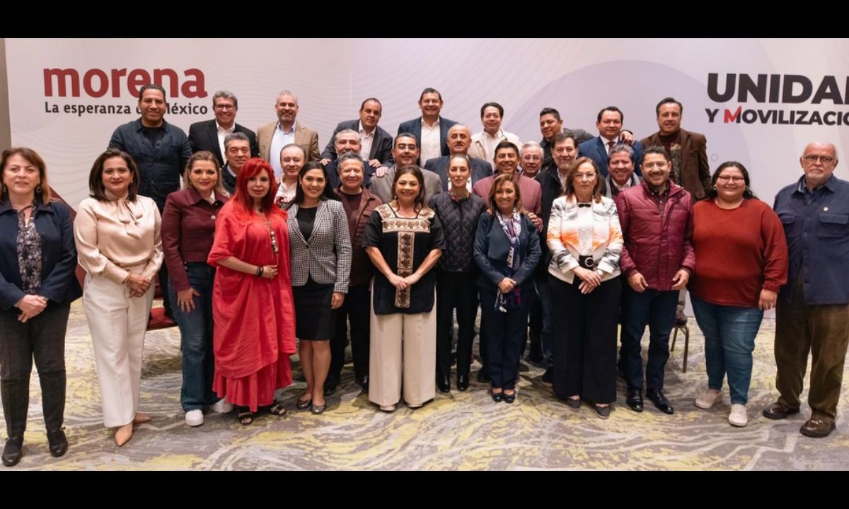 Sheinbaum Pardo compartió una foto del encuentro con su equipo de precampaña y los 9 precandidatos de Morena a gubernaturas y jefatura de Gobierno.