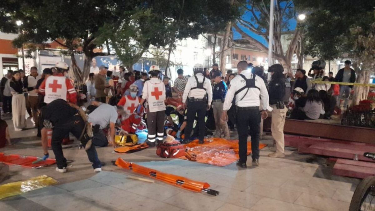 Una grada utilizada para un evento de fiestas decembrinas en la Alameda de León, en Oaxaca, colapsó y dejó al menos 9 personas lesionadas