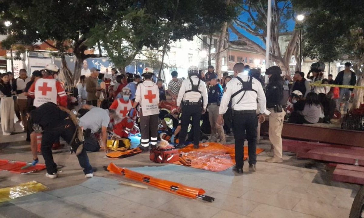 Una grada utilizada para un evento de fiestas decembrinas en la Alameda de León, en Oaxaca, colapsó y dejó al menos 9 personas lesionadas