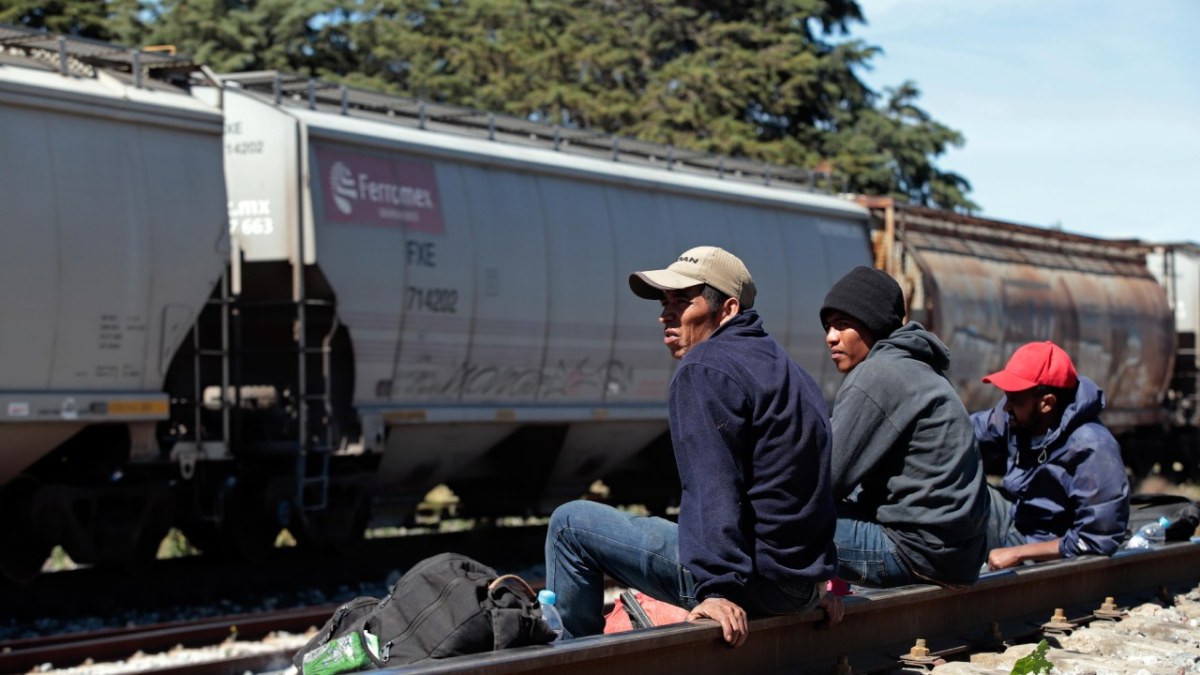 La decisión de cerrar el cruces ferroviarios tras la llegada masiva de migrantes, contraviene al T-MEC, señaló la Concamin