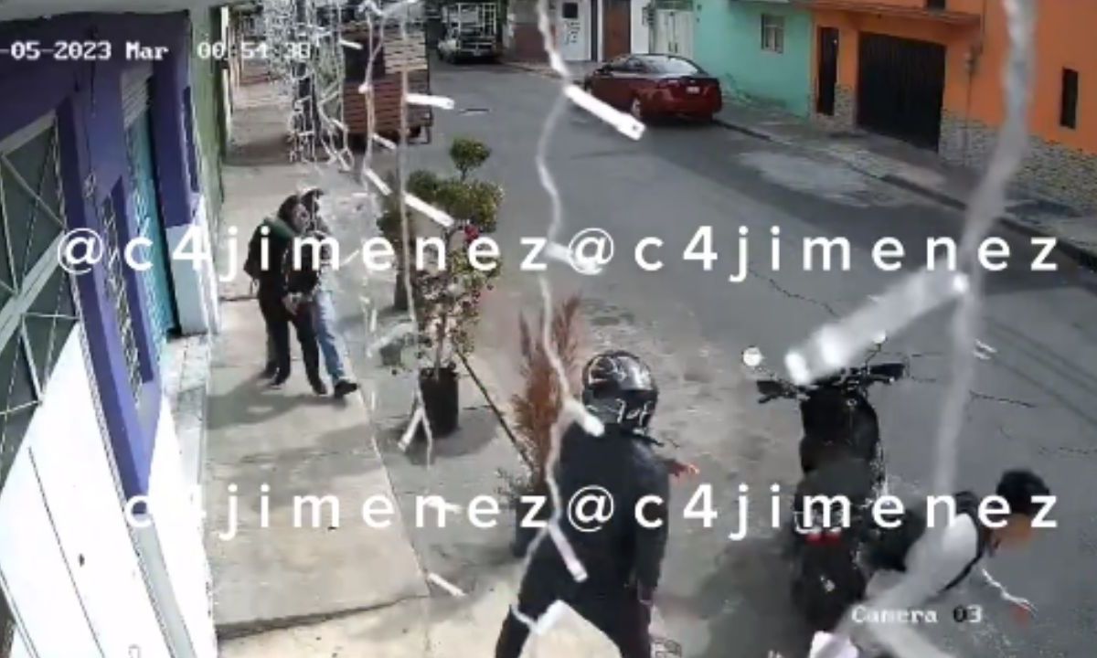 Foto:Captura de pantalla|VIDEO: Ladrón le reclama a hombre por abandonar a una mujer en pleno asalto