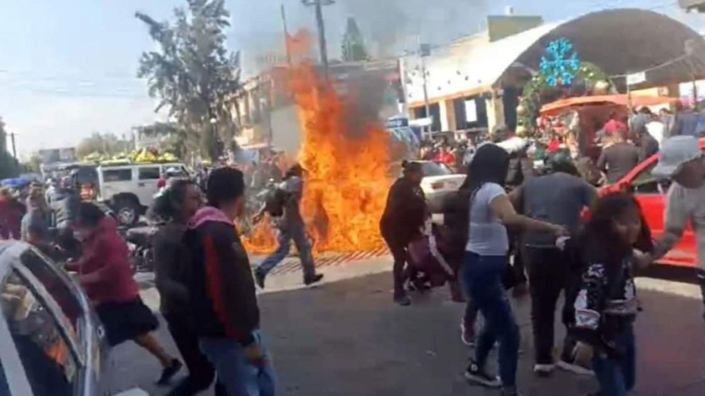 Pobladores de Tula incendiaron una moto patrulla durante una protesta por la muerte de un joven, quien habría sido golpeado por policías