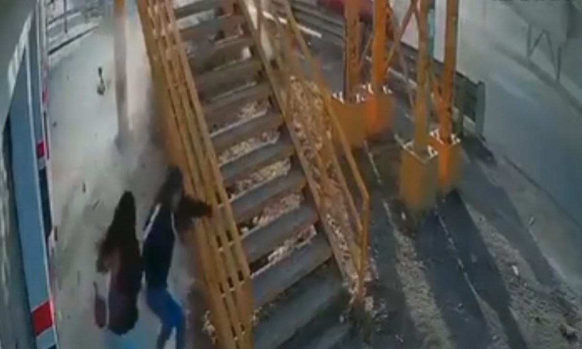 Un video que circula en las redes sociales captó el momento en el que dos mujeres se salvaron de ser atropelladas durante un choque múltiple