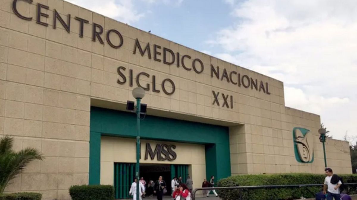 Colegas de médica residente de anestesiología del IMSS bloquearon la vialidad en Centro Médico Siglo XXI, para exigir la liberación de la joven acusada de robo y trafico de medicamentos