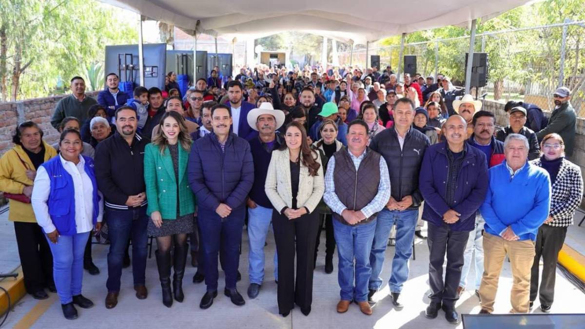 En gira por Asientos, la gobernadora de Aguascalientes, Tere Jiménez, entregó becas, inauguró obra pública y otorgó apoyos de empleo