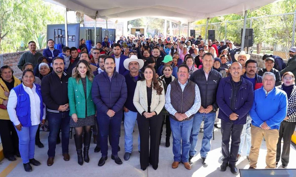 En gira por Asientos, la gobernadora de Aguascalientes, Tere Jiménez, entregó becas, inauguró obra pública y otorgó apoyos de empleo