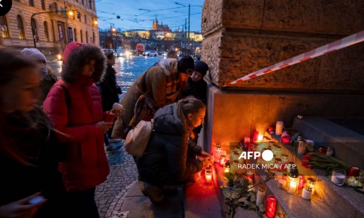 Habitantes de República Checa guardaron un minuto de silencio al mediodía y las campanas repicaron en las iglesias del país tras la matanza en una universidad de Praga