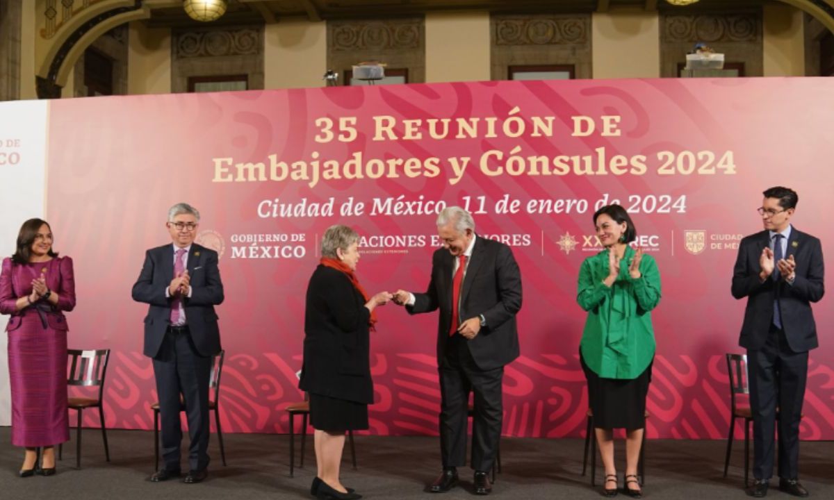 AMLO se reunió este jueves con mujeres y hombres que representan a México de manera responsable y digna como parte de las actividades de la XXXV REC 2024