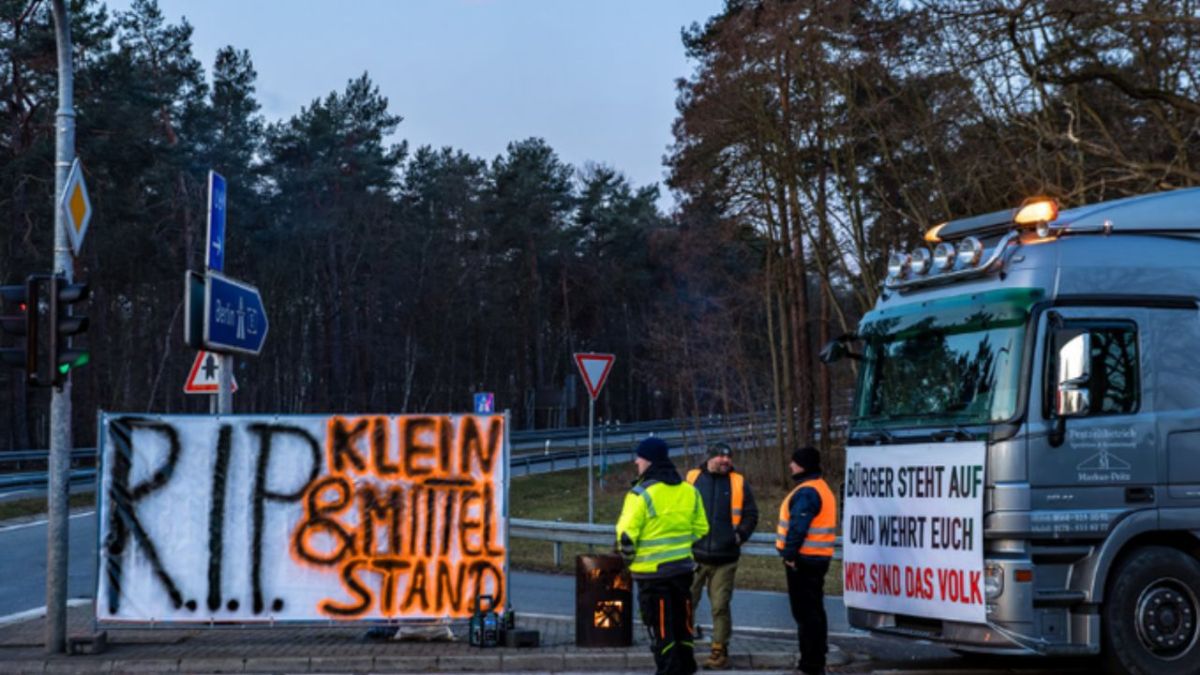 Agricultores bloquean carreteras para protestar contra recortes a subsidios en Alemania