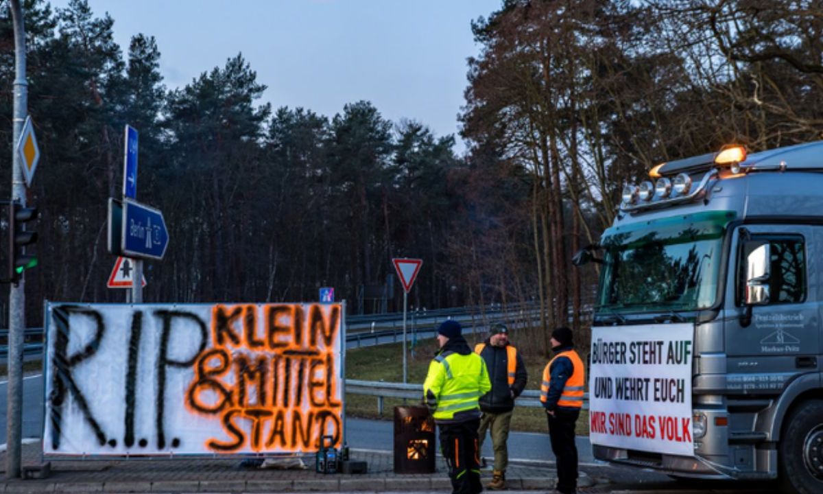 Agricultores bloquean carreteras para protestar contra recortes a subsidios en Alemania