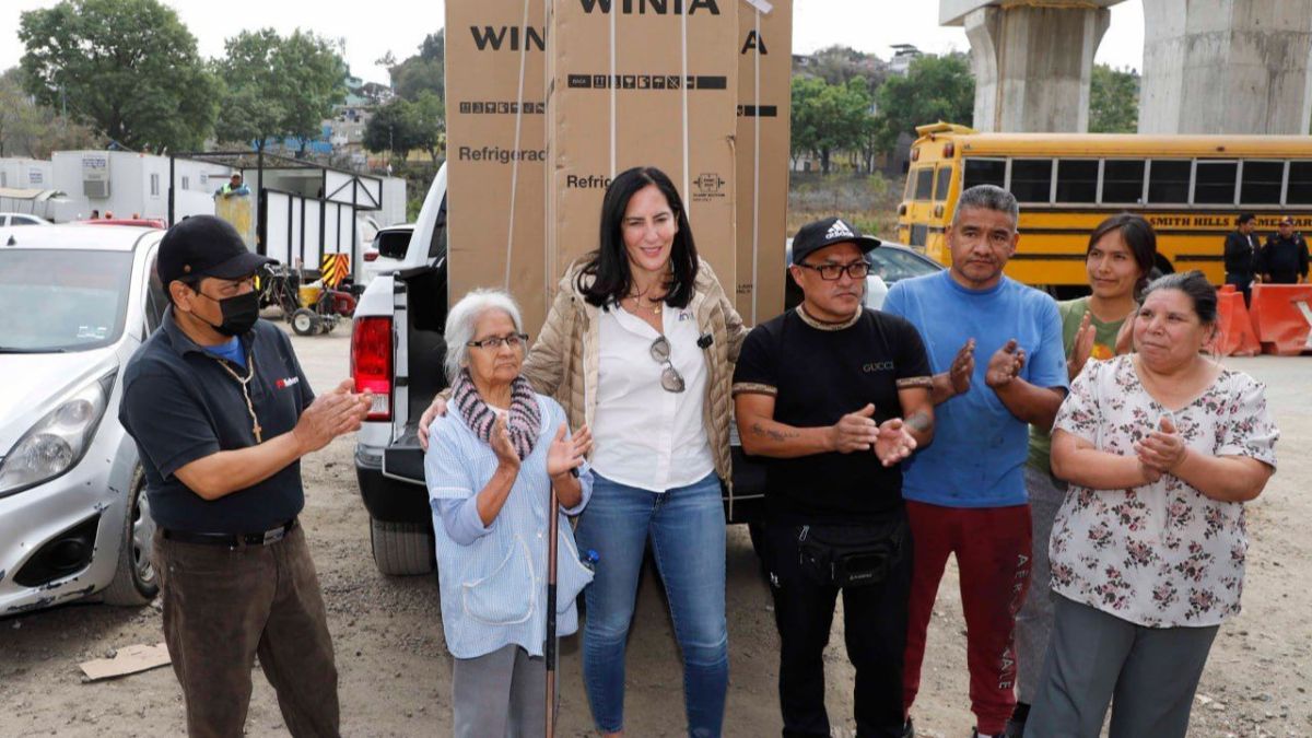 Vecinos y la alcaldesa de Álvaro Obregón entregaron refrigeradores a las familias afectadas