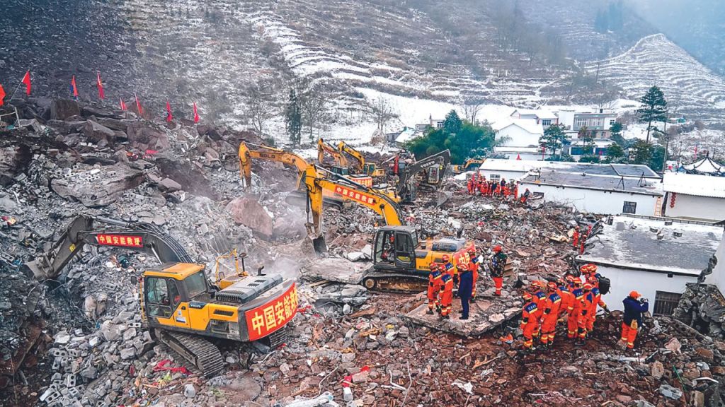 RESCATE. Los servicios de ayuda buscaban ayer víctimas desaparecidas, un día después de que un deslave de tierra afectara a la aldea de Lingshui en Zhaotong, en la provincia suroccidental de Yunnan.