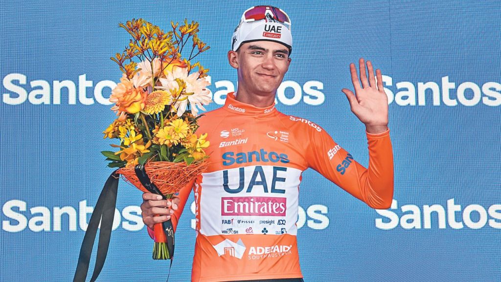 Isaac del Toro, de 20 años, mantuvo ayer el liderato del Tour Down Under, tras una etapa ganada al esprint por el local Sam Welsford