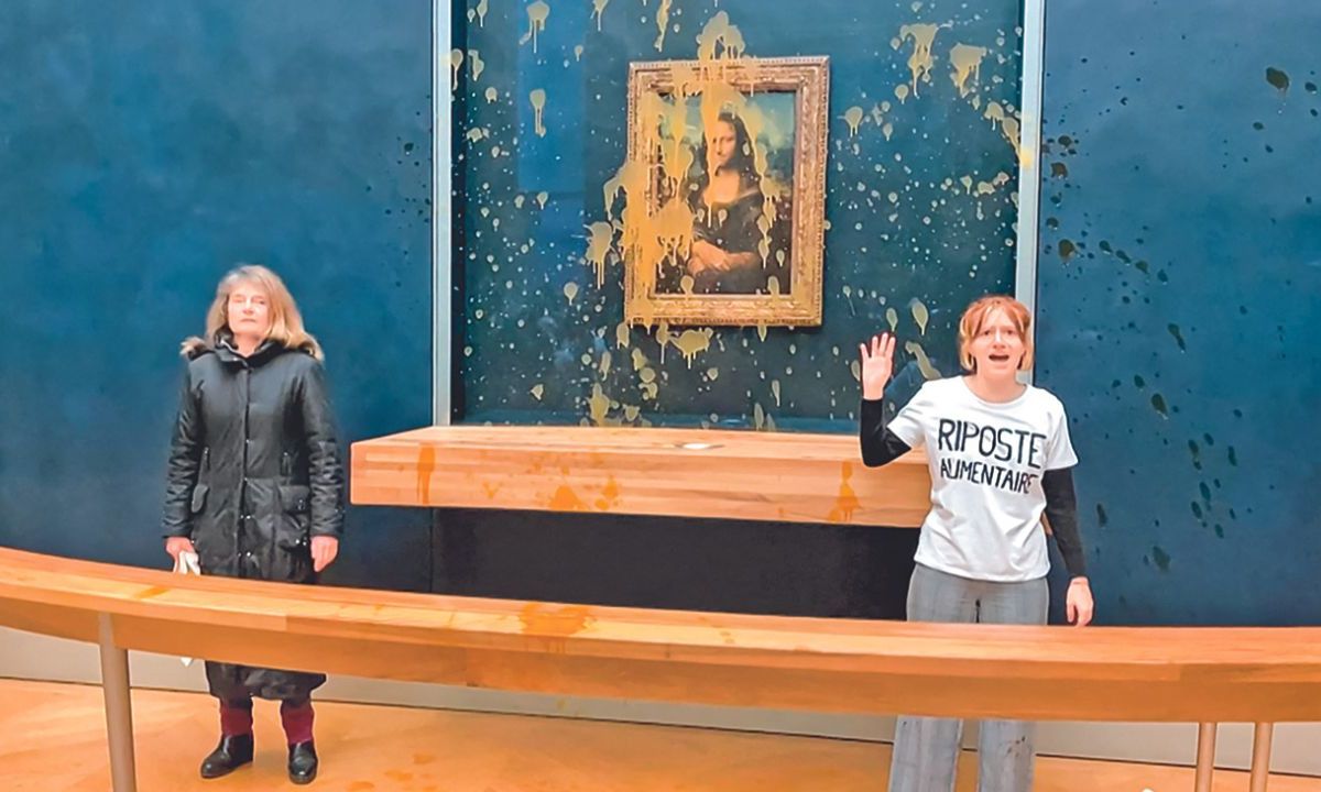 La Mona Lisa, que se exhibe tras un cristal protector desde 2005, ya fue víctima de actos de vandalismo en varias ocasiones