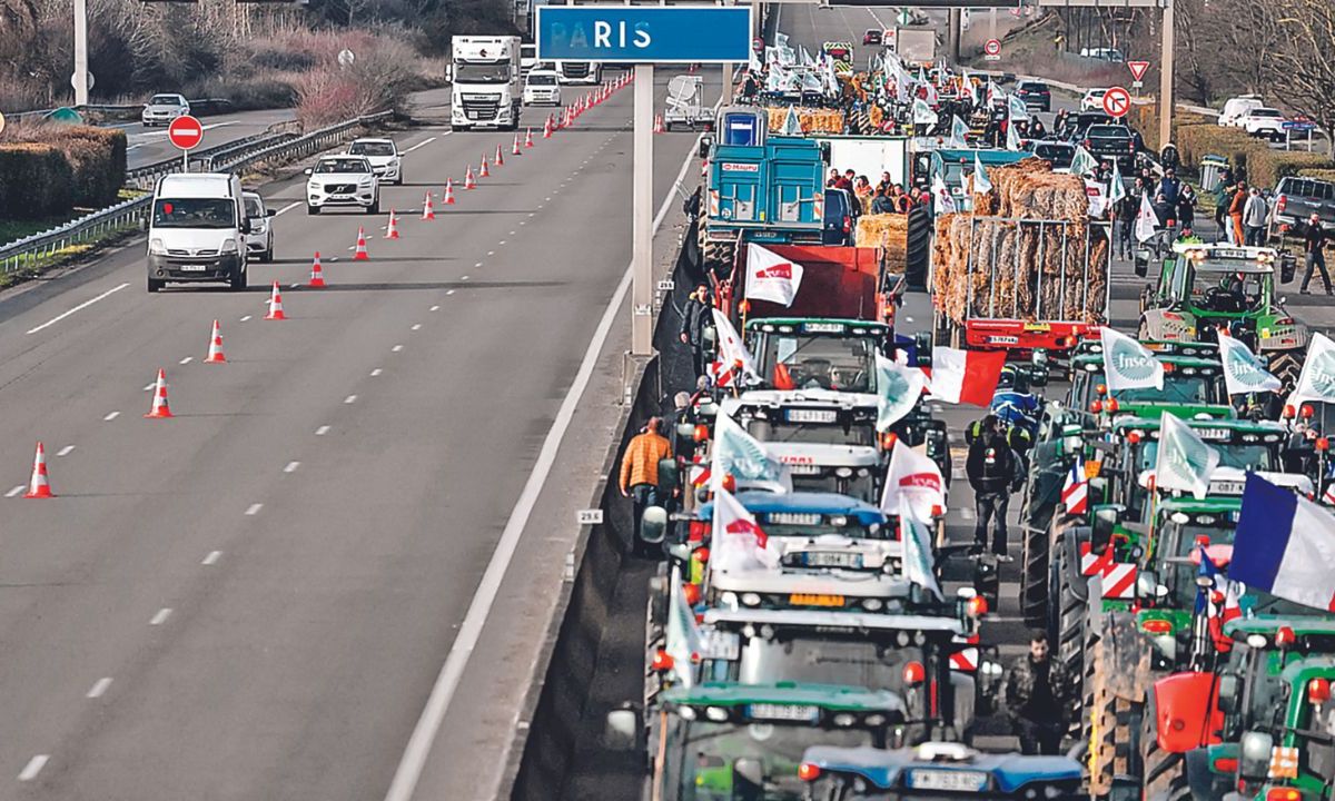 PARO. Los trabajadores bloquearon ayer con tractores la autopista A6 cerca de Villabé.