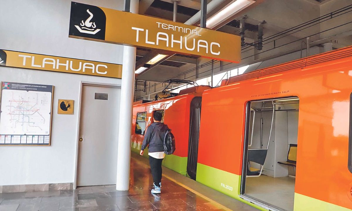 Viajan. A unos minutos de la reapertura del tramo elevado Tezonco a Tláhuac, los usuarios abordaron los trenes para trasladarse.  