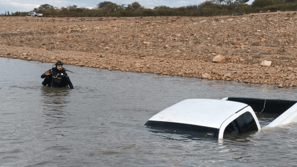 Camioneta cae en presa de Zacatecas