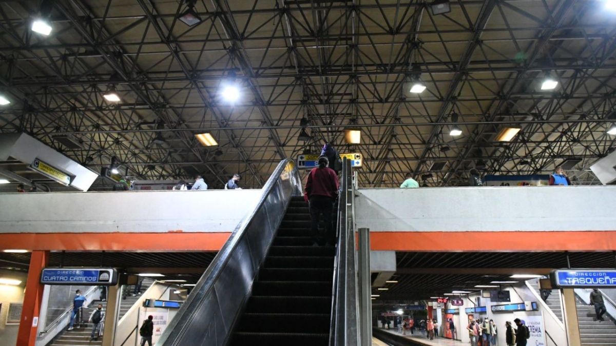Longevas. A lo largo de la red hay 477 escaleras eléctricas, muchas de ellas cuentan con hasta 30 años de funcionamiento, por lo que su modernización es necesaria.