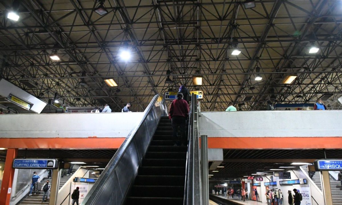 Longevas. A lo largo de la red hay 477 escaleras eléctricas, muchas de ellas cuentan con hasta 30 años de funcionamiento, por lo que su modernización es necesaria.