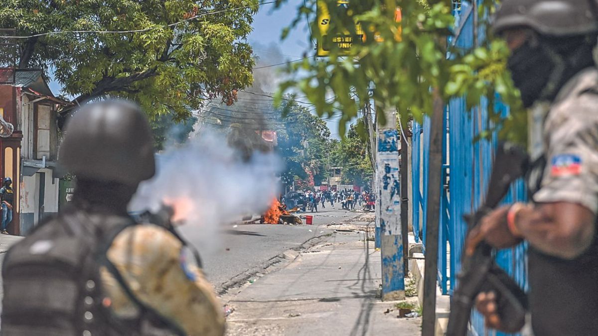ENFRENTAMIENTO. Policías lanzaron gases lacrimógenos durante una protesta contra la inseguridad en un distrito de Puerto Príncipe, el pasado 14 de agosto de 2023.