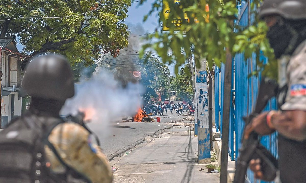 ENFRENTAMIENTO. Policías lanzaron gases lacrimógenos durante una protesta contra la inseguridad en un distrito de Puerto Príncipe, el pasado 14 de agosto de 2023.