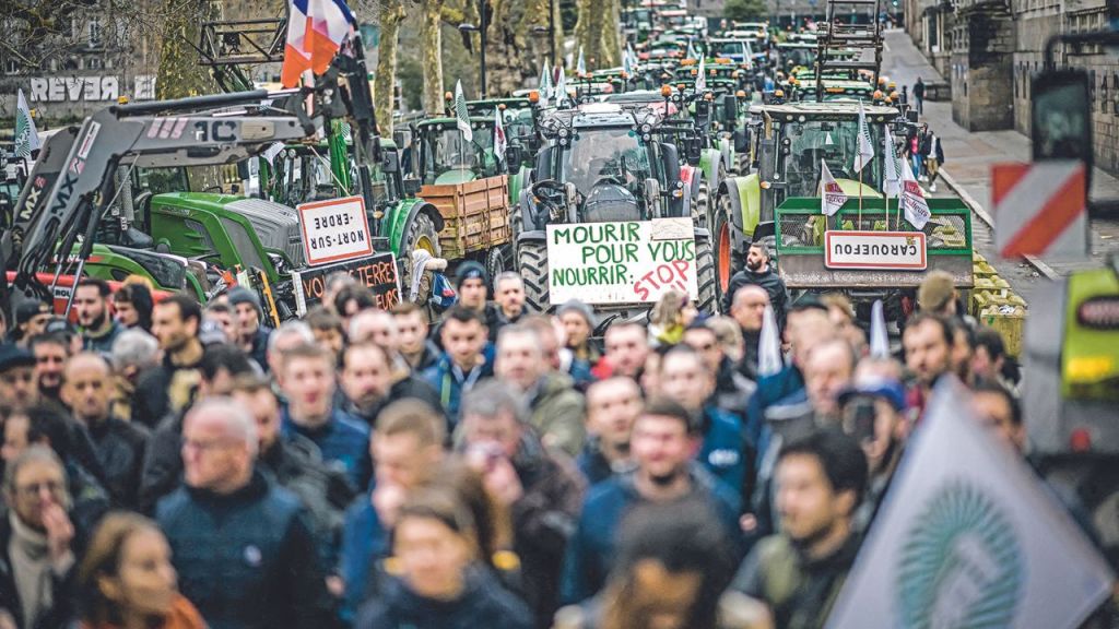 PROTESTA. Manifestantes marcharon ayer en contra de la nueva ley de inmigración francesa en la plaza del Louvre de París. 