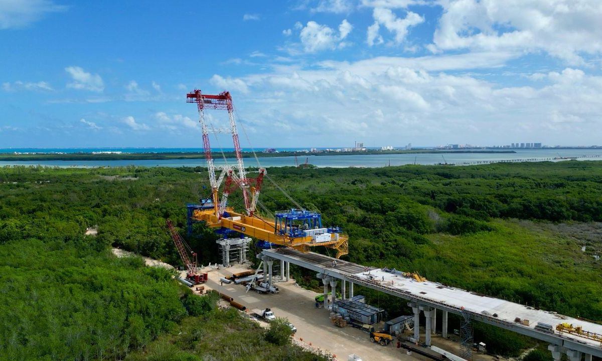 DETALLES. Conectará a Cancún con la zona hotelera y comprende un puente vial de dos carriles de 8.7 kilómetros de extensión, más acotamientos y una ciclopista.