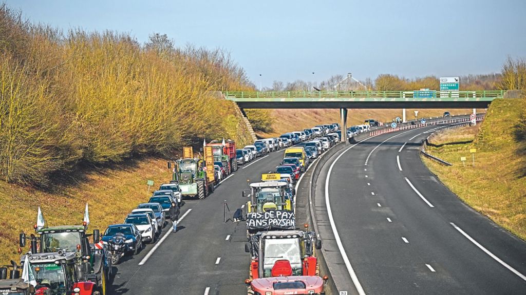 PROTESTA. Los agricultores bloquearon ayer con tractores una autopista cerca de París.